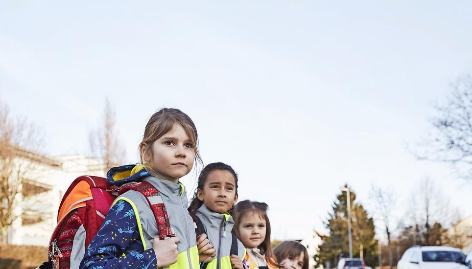 Die neuen Leuchtwesten für Erstklässler und Triki-Kindergartenbändel sind praktisch und supercool. Bild: zVg