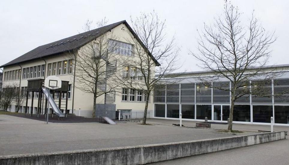 In Neunkirch soll die gemeinsame Oberstufe Underchläggi beim bestehenden Schulgebäude gebaut werden. Bild: zVg