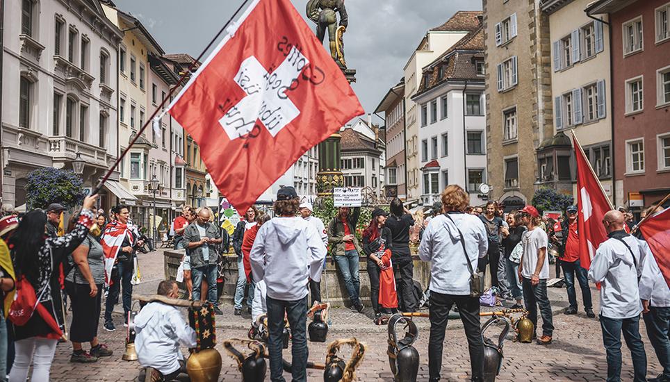 Die Corona-Demonstrierende versammelten sich ab 13 Uhr auf dem Fronwagplatz. Bild: Melanie Duchene