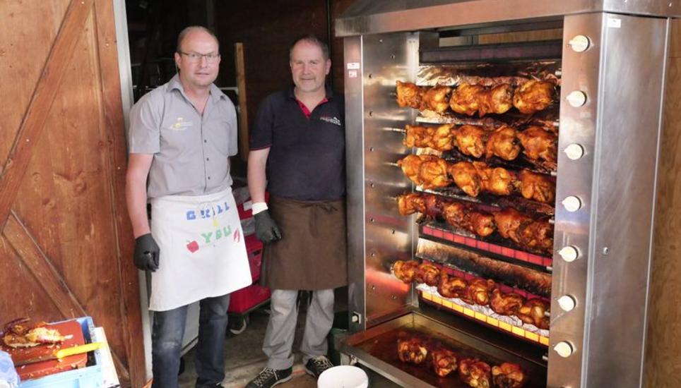Röbi Müller (links) und Urs Meister beim Grillieren der Güggeli. Bild: Thomas Brack