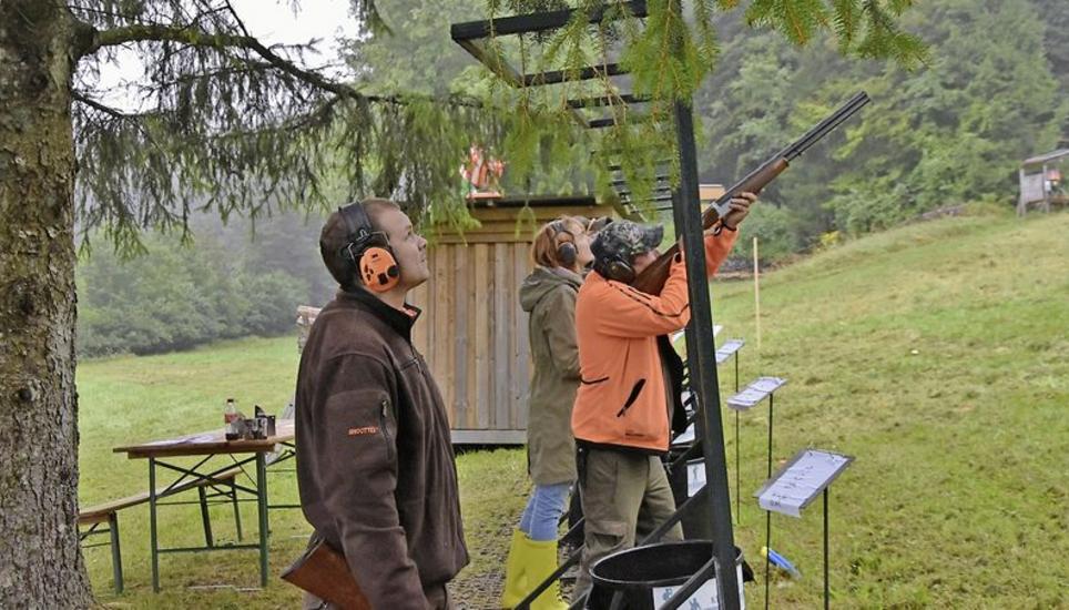 Beim Compak-Sporting geht es darum, die im Kurztal in Siblingen zufällig in die Luft beförderten Tontauben ins Visier zu nehmen und im richtigen Moment abzudrücken. Bild: Pascal Oesch