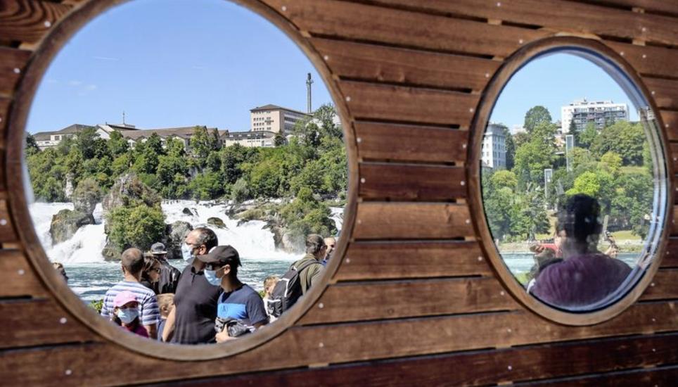 Touristen am Rheinfall. Ein Bild, das man während der Pandemie seltener sah. Bild: Melanie Duchene