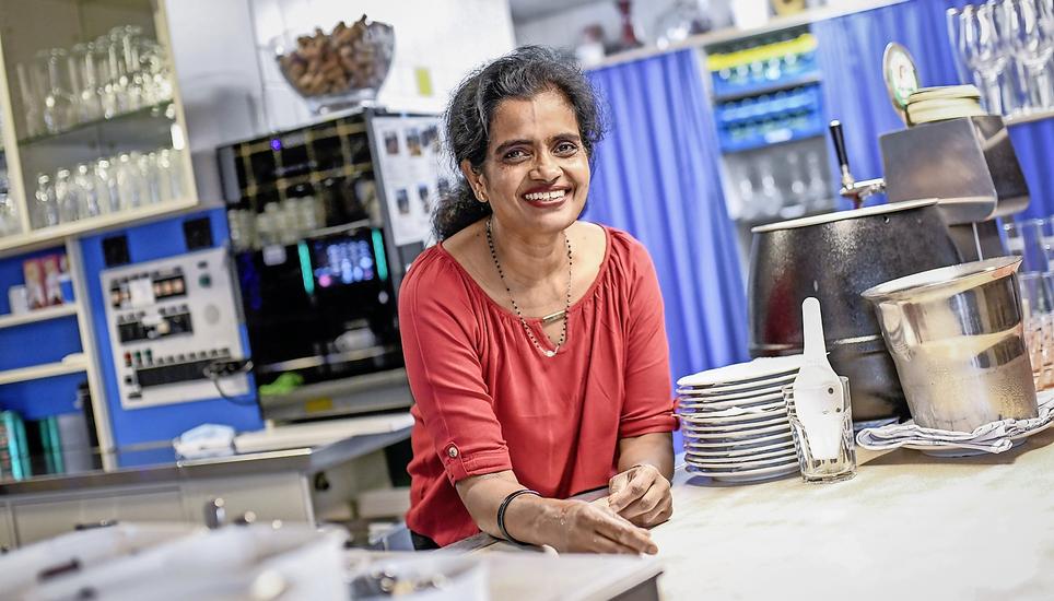 Am liebsten arbeitet Suthajini Mahalingasivam am Büffet. Bild: Melanie Duchene