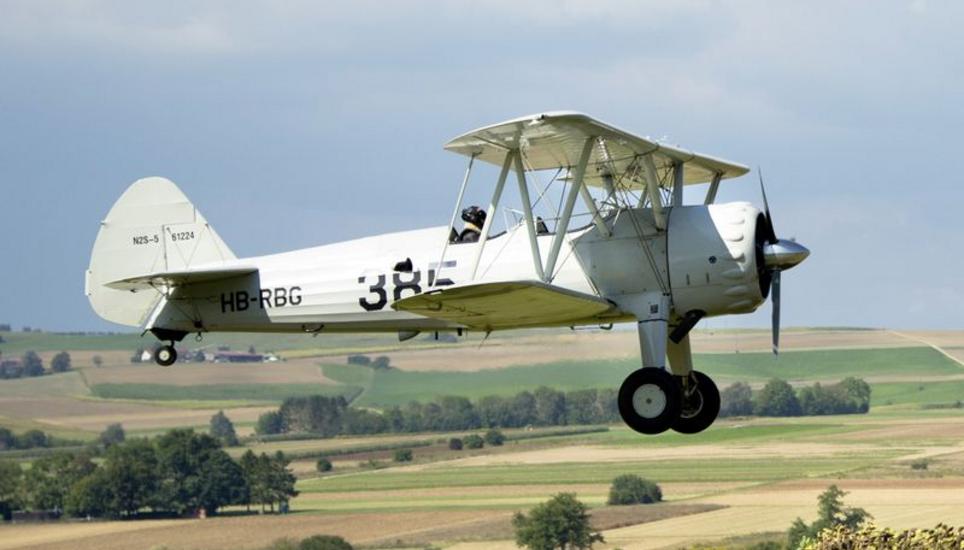 Die antike Boeing Stearman im Vorbeiflug mit Pilot Pepe Schäuble. Bild: Jeannette Vogel