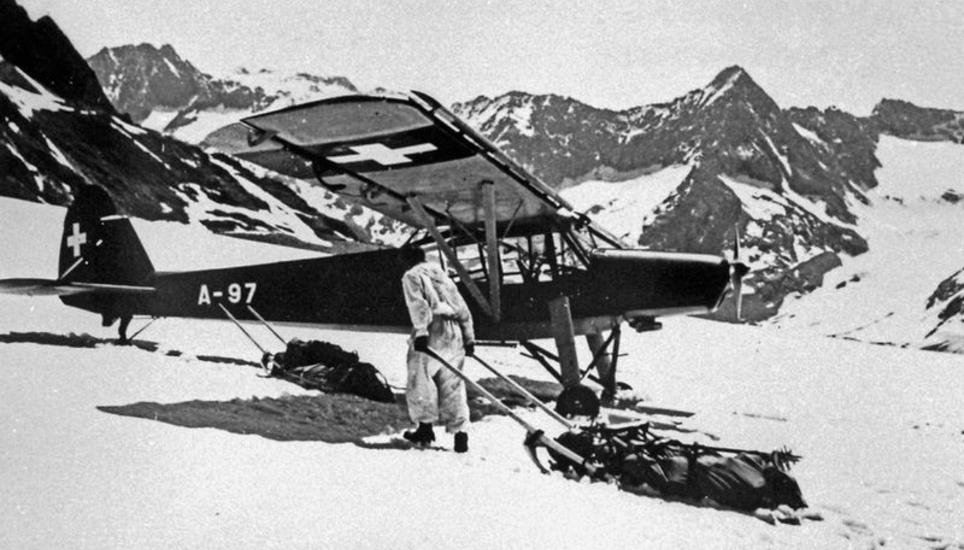 Der «Held vom Gauli»: Die Fieseler Storch Fi 156 C-3 der Schweizer Flugwaffe auf dem Gauligletscher im ersten alpinen Flugrettungseinsatz weltweit. Bild: Schweizerische Wochenschau 29.11.1946