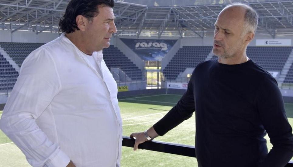 Roland Klein (l.) und Artim Shaqiri sind am Reden, ob der Nordmazedonier aus dem Ausland für den FCS arbeiten kann. Bild: dfk
