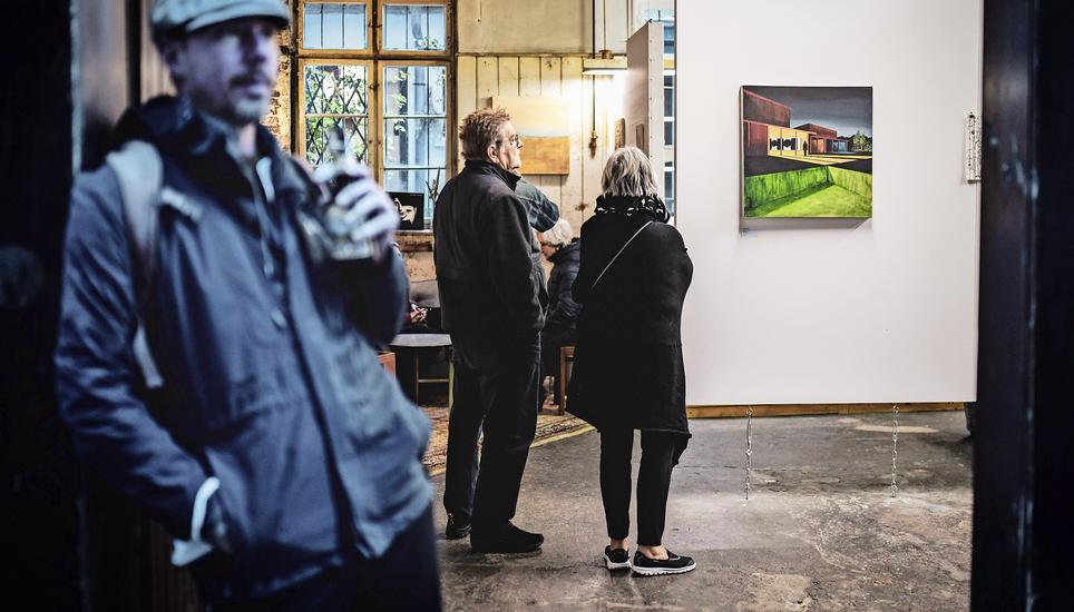 Industrieflair trifft auf Wohnzimmer. Die Galerie Fischergässli am letzten Ausstellungstag am Samstagabend. Bild: Melanie Duchene
