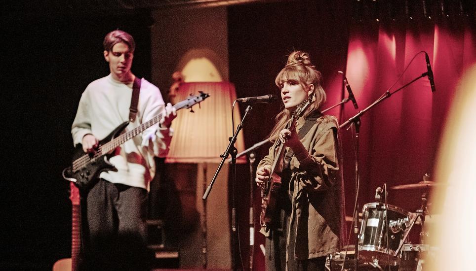 In der gemütlichen Wohnzimmerkulisse überzeugte Femi Luna mit ihrer Band am Freitag das Schaffhauser Publikum. Bild: Roberta Fele