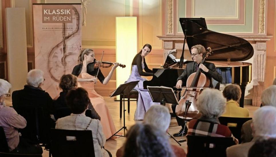 Quelle sprudelnder musikalischer Ideen: Das Trio Fontane mit Andrea Wiesli (am Flügel), Noëlle Grüëbler und Jonas Kreienbühl. Bild: Selwyn Hoffmann