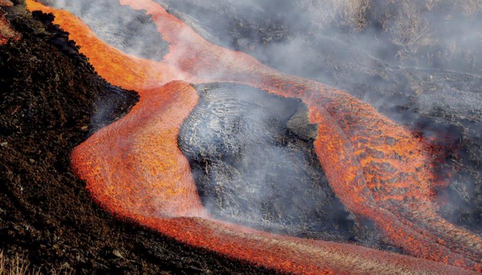 Aus einem riesigen Reservoir steigt aus 30 Kilometern Tiefe Magma aus dem Erdmantel an die Erdoberfläche.