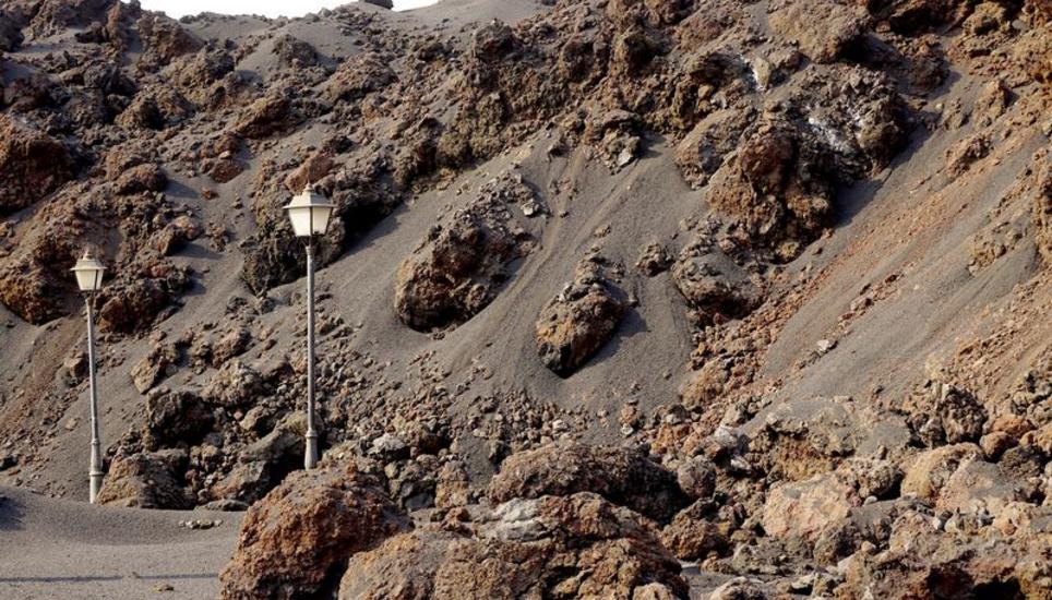 Ströme von zähflüssiger Brocken- oder Aa-Lava begraben alles unter sich. «Aa» stammt aus dem Hawaiianischen und steht für «feurig, steinig».