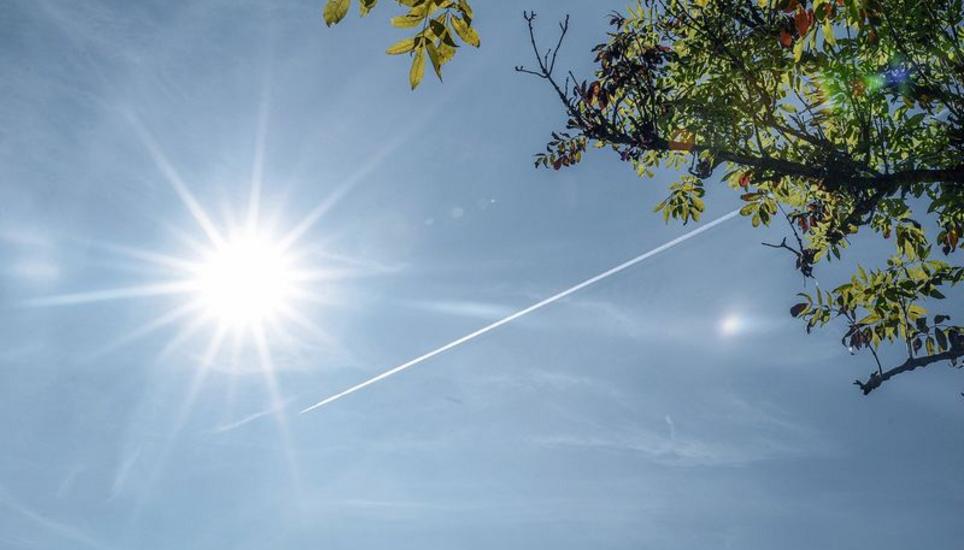 Die Sonne ist längst nicht mehr so stark wie im Sommer. Dennoch kann es noch warm werden, wenn sie scheint.