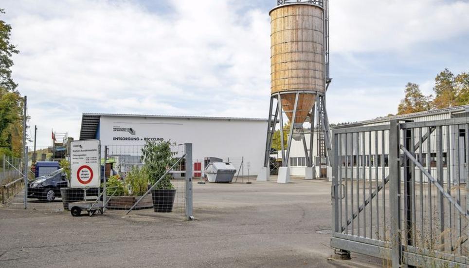 2017 sagten die Neuhauserinnen und Neuhauser Ja zur Verlegung des Werkhofs, des Baureferats und der Gärtnerei ins Chlaffental. 2019 wurde der Werkhof eröffnet. Nun liegt die Bauabrechnung vor, die mehrere Fehlplanungen ausweist – unter anderem war ein zu kleines Silo vorgesehen gewesen. Bild: rfe
