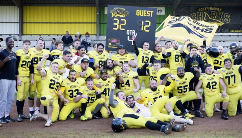 Das Ziel: die Spieler der Schaffhausen Sharks in Jubelpose. Am Sonntag findet im Stadion Langriet das Playoff-Finale in der Nationale in der Nationalliga C gegen Lausanne Lucaf Owls statt. Der Sieger steigt in die NLB auf. Bild: zvg