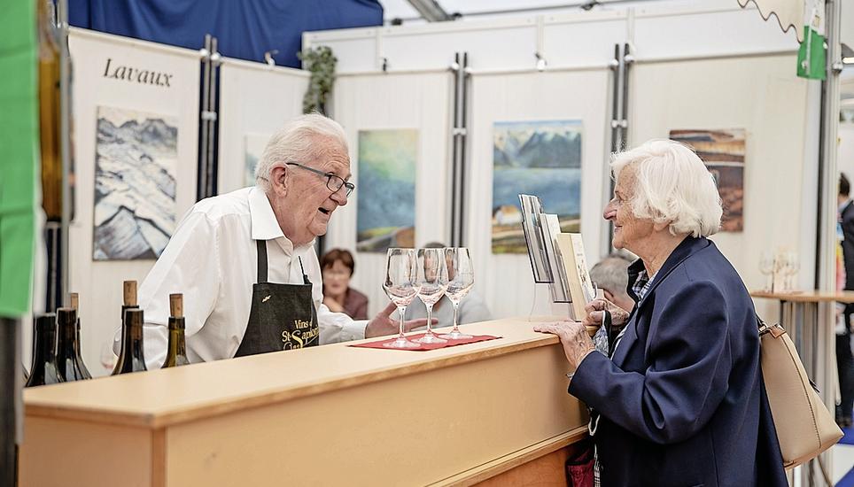 Beliebt: Plaudern an einem der vielen Wein-Messestände. Bild: Roberta Fele