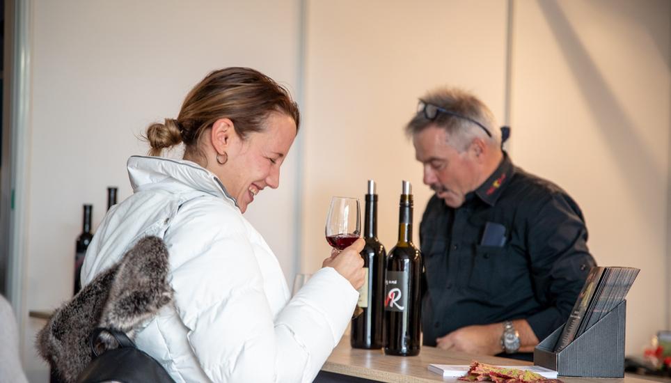 Edle Tropfen wurden an der Herbstmesse ebenfalls degustiert. Bild: Roberta Fele