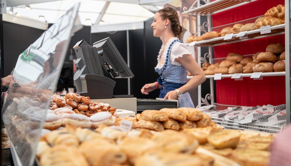 Verschiedene Backwaren konnten den einen oder anderen Hunger stillen. Bild: Roberta Fele