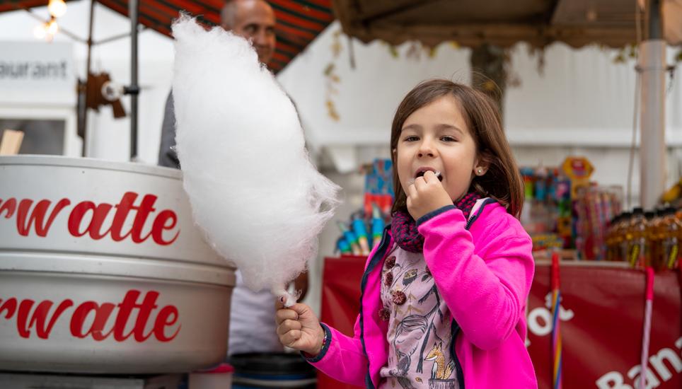 Nach kritischer Prüfung der Zuckerwatte: eine zufriedene Kundin. Bild: Roberta Fele