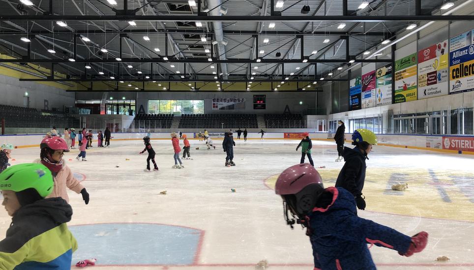 Noch ist es rutschig, aber den Kindern macht es Spass. Bild: Radio Munot