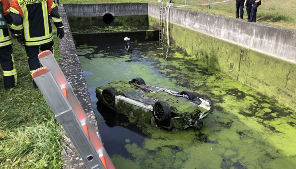 Anscheinend lag der Mann doch länger als ursprünglich angenommen in dem Becken. Bild: FFW-Gottmadingen