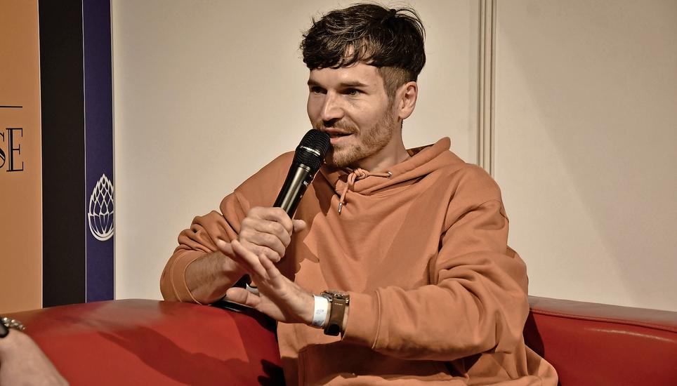 James Gruntz auf dem roten Sofa. Bild: Christoph Merki