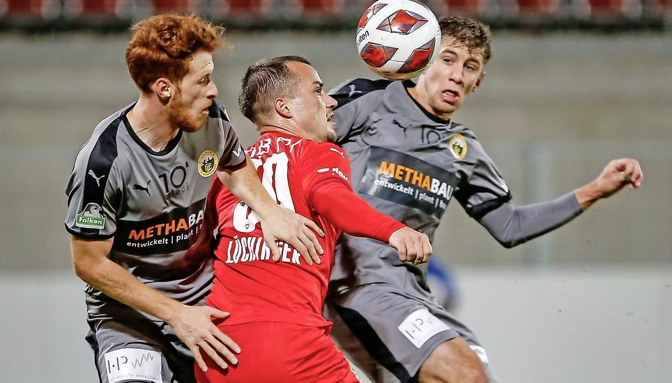 In die Zange genommen: Die FCS-Verteidiger Serge Müller (l.) und Guillermo Padula (r.) bekämpfen Gabriel Lüchinger. Trotz aller Bemühungen gelang dem Vaduz-Spieler die frühe Führung für das Heimteam. Bild: PD