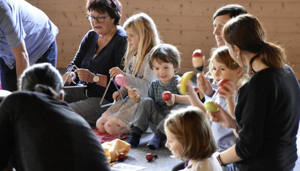 Die Kinder durften verschiedene Instrumente ausprobieren. Bild: Gian Schäppi