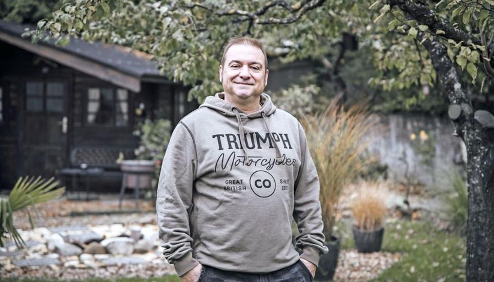 Oliver Kuhn in seinem Garten. Nachdem der Neuhauser im vergangenen Jahr an Corona erkrankt ist, leidet er an Beschwerden wie Atemnot, Herzrasen und Angststörungen. Bild: Roberta Fele