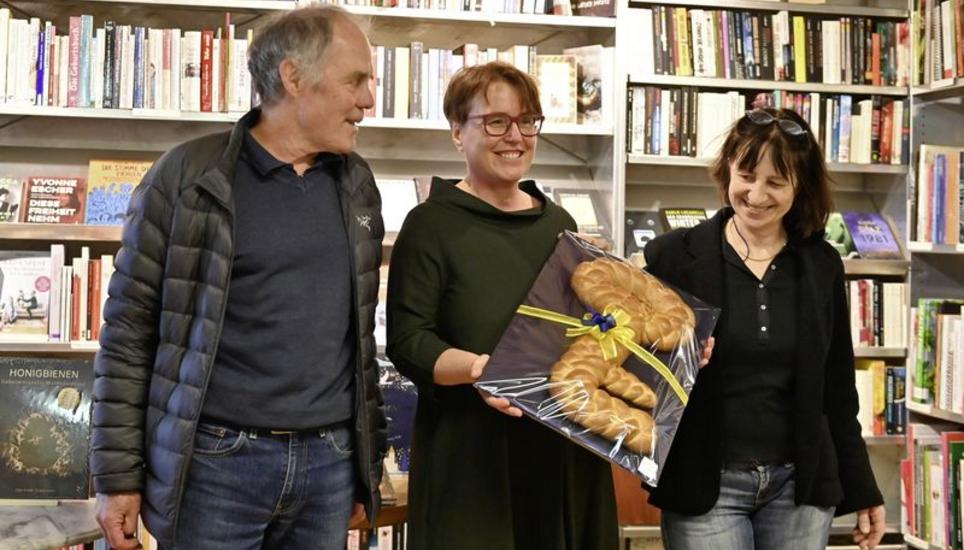Georg Freivogel übergibt an Sibylle Eggstein (l.) und Dorothea Meyer. Bild: Selwyn Hoffmann