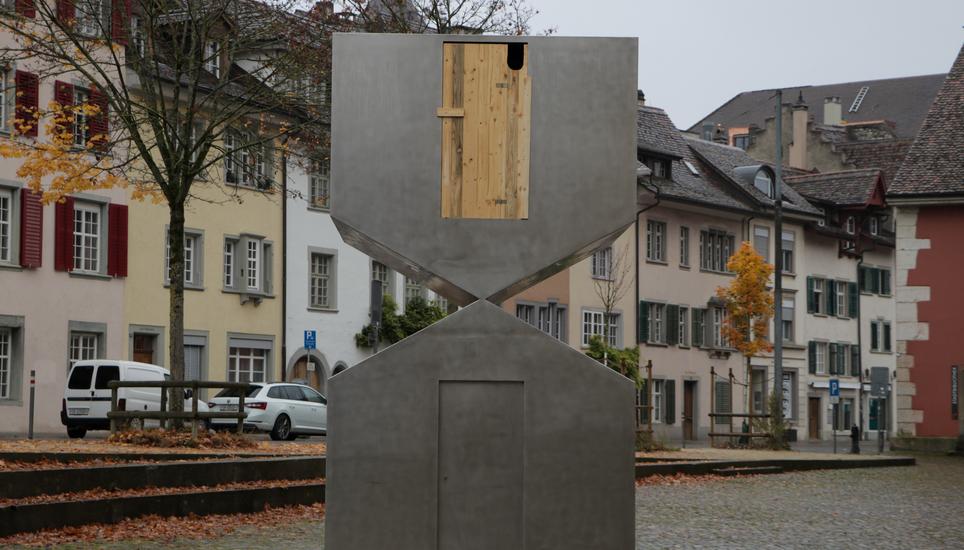Seit der Einweihung sind keine zwei Monate verstrichen – und schon wurde das Kunstwerk zweckentfremdet. Bild: Lea Biedermann