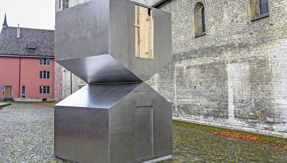 Am Dienstagmittag war die Holztüre an Roman Signers Werk noch installiert, am Nachmittag wurde sie von Andreas Flubacher entfernt. Bild: Melanie Duchene