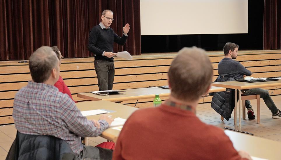 Gemeindepräsident Paillard erklärt die geplanten Anpassungen der Organisationsstrukturen der Gemeinde. Bild: Tobias Bolli