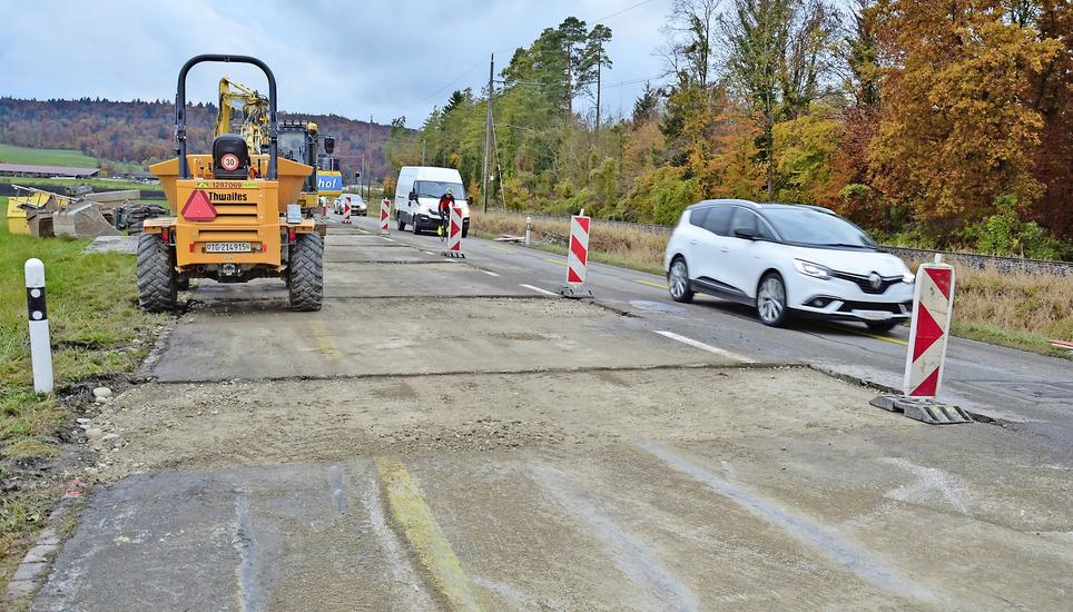Auf der Kantonsstrasse H 13 werden derzeit Panzersperren entfernt. Bild: Thomas Martens
