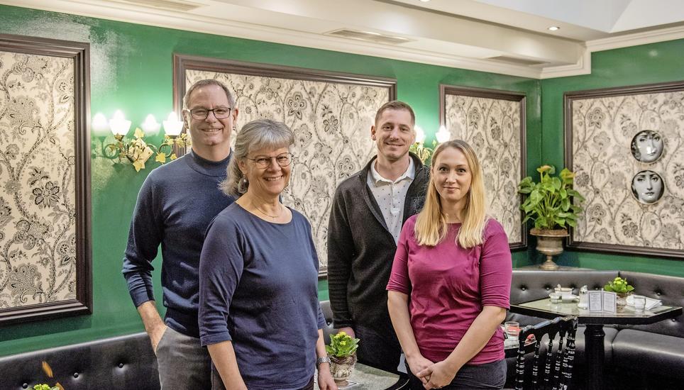 Das bisherige und das neue Wirtepaar des Cafés Vordergasse (von links): Ladd und Caroline Braden-Golay mit Jaro und Petra Butala. Bild: Daniel Thüler