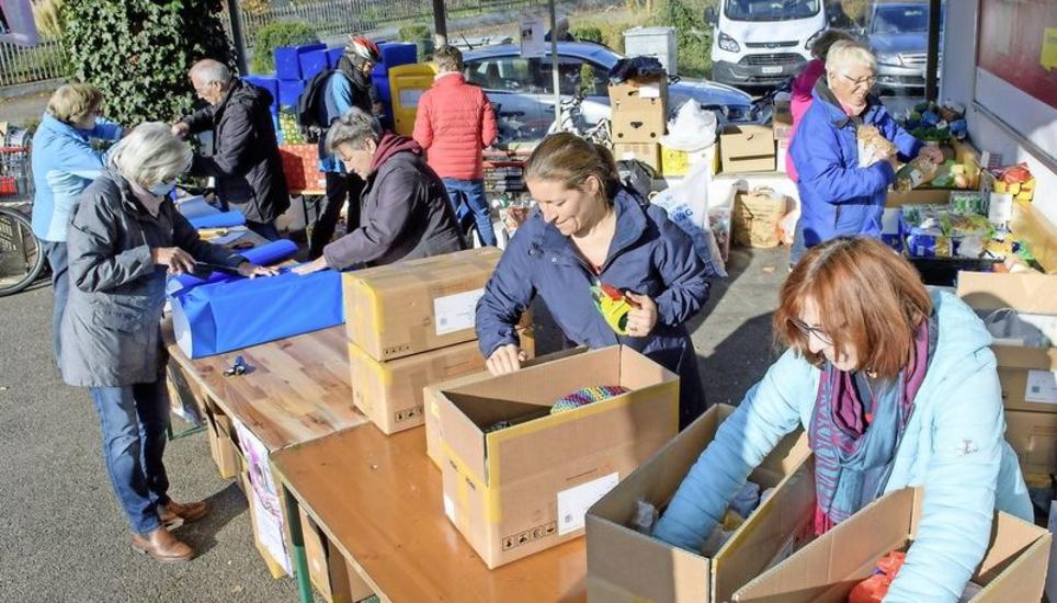 Die «Aktion Weihnachtspäckli» wurde in Schaffhausen zum neunten Mal durchgeführt. Am vergangenen Samstag nahmen freiwillige Helfende Sachspenden entgegen und füllten damit die Pakete ab. Bild: Michael Kessler