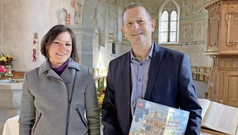 Gaby Quinter- Kiefer legt die Geschicke der Kirchgemeinde Stein/Burg in die Hände des neuen Präsidenten Edi Vetterli. Bild: Ursula Junker