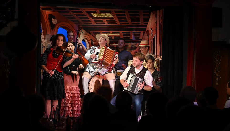 Untermalt und begleitet wurde die gesamte Vorstellung von einer Vielzahl an Klängen: Alle elf Künstler spielten neben ihrer Performance auch mindestens ein Instrument. Bild: Selwyn Hoffmann