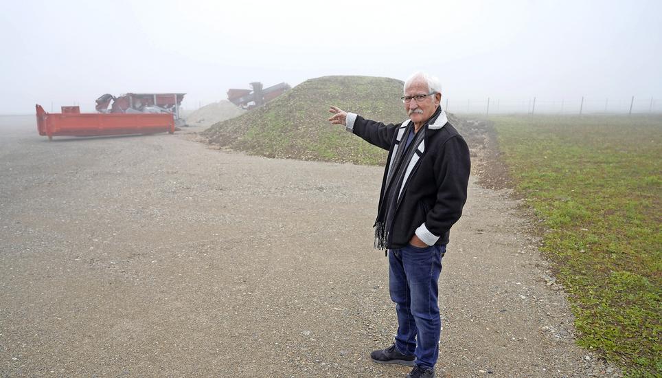 Hans Peter Gächter ist zufrieden. Nicht länger liegen die Gewerbeparzellen brach, in Siblingen wird wieder gebaut. Bild: tbo