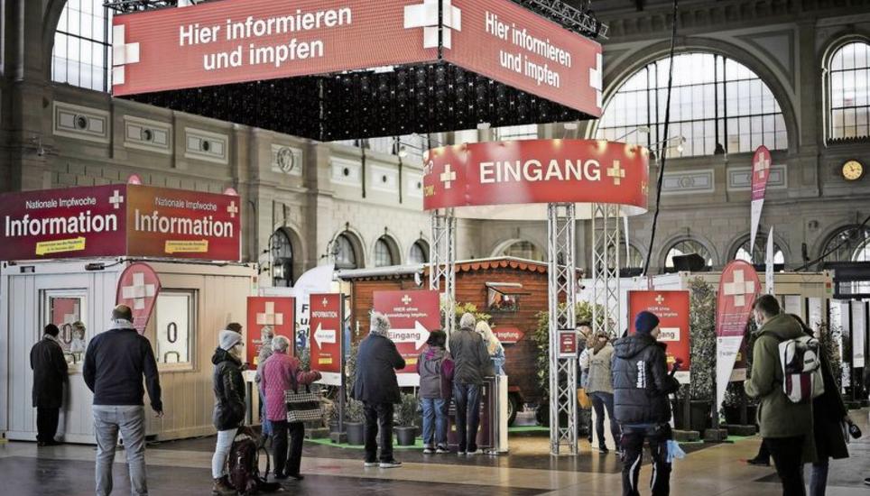 Vor dem Impfdorf im Zürcher Hauptbahnhof warten Leute. Viele wollen aber den Booster und keine Erstimpfung. Bild: Michael Buholzer/Keystone