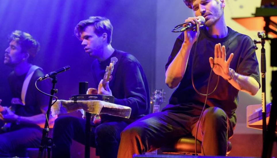 Gemeinsam mit seinen Bandkollegen überzeugt James Gruntz am Freitagabend das Kammgarn-Publikum. Bild: Michael Kessler