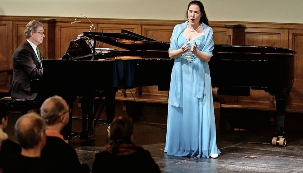Die Sopranistin Yolanda Grümmer wird vom Pianisten Thomas Barthel einfühlsam begleitet. Bild: Selwyn Hoffmann