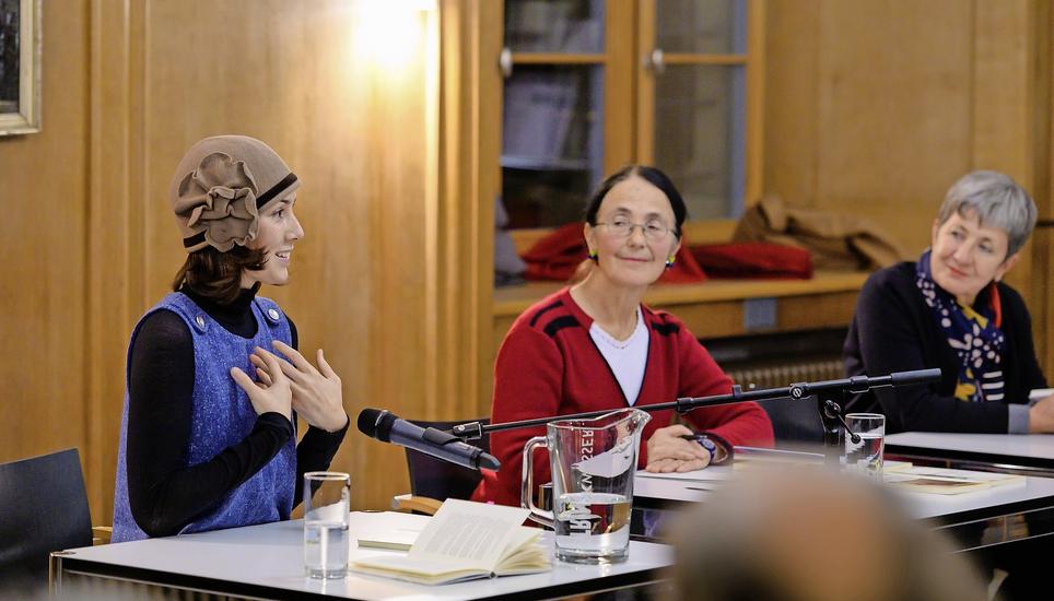 Autorin Elisa Shua Dusapin (links) mit Übersetzerin Marion Graf, die den Abend moderierte, und Silvia Nogradi, die die Texte auf Deutsch vorlas. Bild: Selwyn Hoffmann