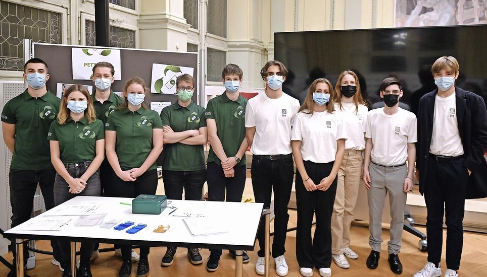 V.l.n.r: Brandon Abazi, Deborah Jahn, Emanuel Schärer, Lilly Springweiler, Vuk Obradovic, William Wuillemin, Florian Dille, Aleksandra Wojdat, Nadine Schmid, Dominic Rüegger und Mathias Fischer freuen sich auf die nächsten Monate als Unternehmer auf Probe. Bild: Eric Bührer