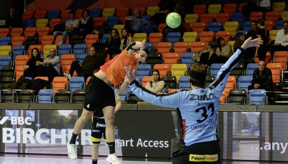 Samuel Zehnder war beim 38:32-Sieg über St. Otmar St. Gallen mit 13 Toren aus 16 Versuchen der herausragende Torschütze, der Otmar-Goalie Aurel Bringolf – sonst mit starker Leistung – kaum einmal eine Chance liess. Bild: Reinhard Standke