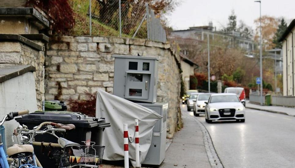 Versteckt hinter einer Mauer steht die Radarfalle, die nach Klagen von Anwohnern installiert wurde. Bild: Liv Ira Weltzien