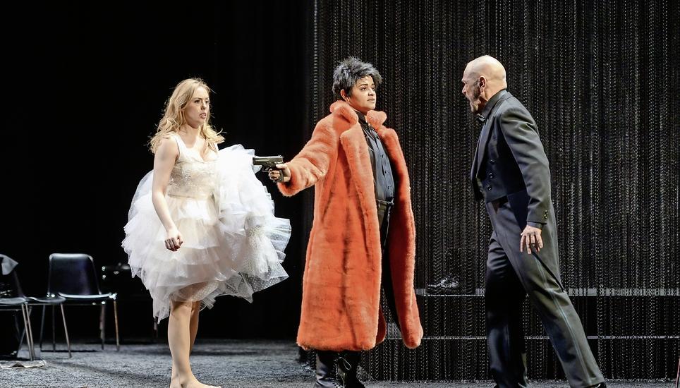Väterliches Nein zur Liebe von Giuletta und Romeo (Aoife Gibney, Josy Santos und Daniel Reumiller v.l.). Bild: Selwyn Hoffmann