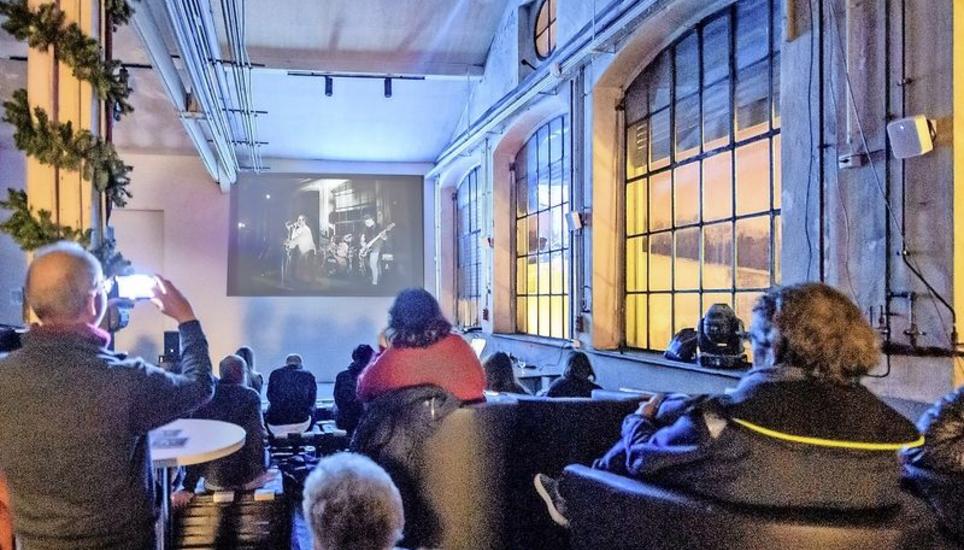 Des Zuschauers Blick, auf der Leinwand inszeniert, und live vor Ort. BILD MICHAEL KESSLER