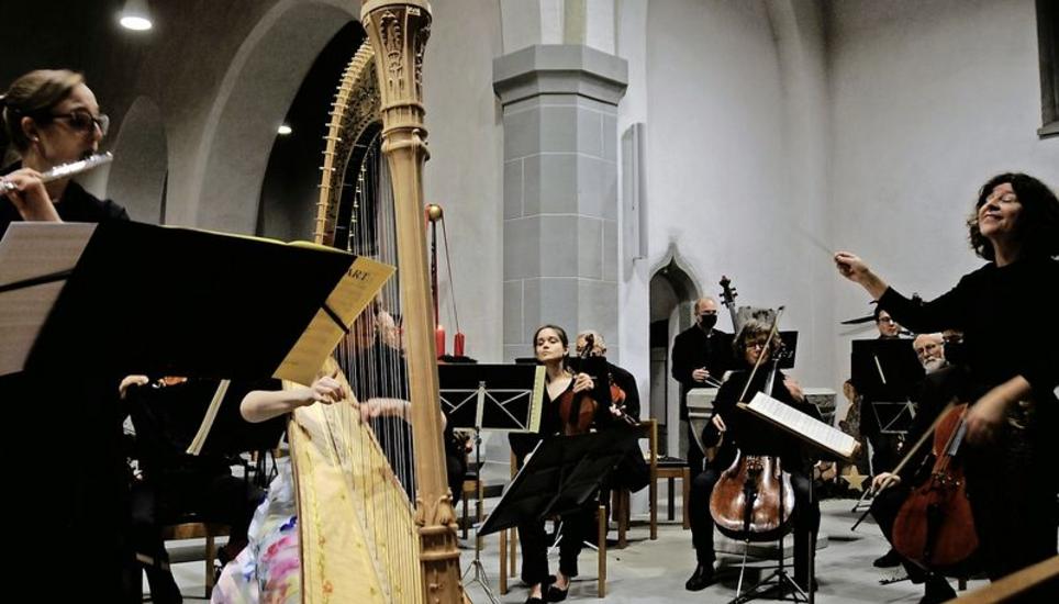 Annedore Neufeld (r.) hatte das Kammerorchester des Musik-Collegiums Schaffhausen beim Konzert in der Stadtkirche Diessenhofen gut im Griff. Links im Bild Flötistin Janine Allenspach. Bild: Johannes von Arx