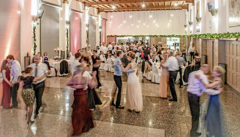 Samstagabend im Schaffhauser Hombergerhaus: Mitternacht ist schon vorbei, und noch immer wiegen sich die Paare am TCS-Ball zu den Klängen von Bernies Music Revue. Bilder: Michael Kessler
