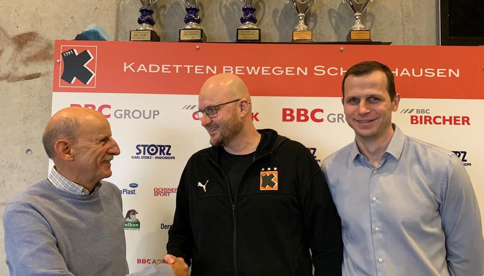 Kadettenpräsident Giorgio Behr, Cheftrainer Adalsteinn Eyjolfsson und Geschäftsführer David Graubner (v.l.n.r.) freuen sich über die Vertragsverlängerung. Bild: zVg